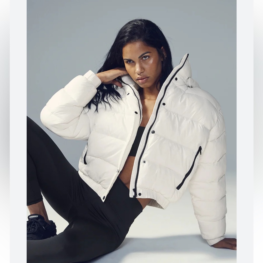 Alo Yoga - Aspen Love Puffer Jacket in Ivory